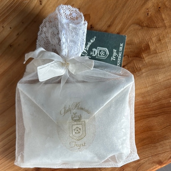 Vintage Lady Primrose’s Dusting Silk - Picture 1 of 5
